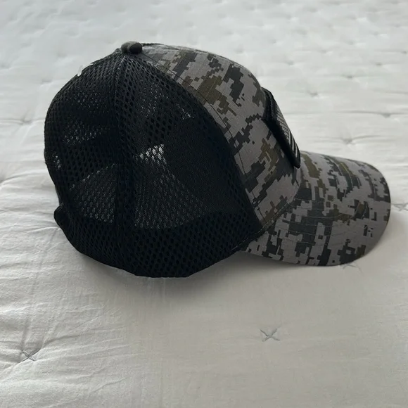 KENWORTH Black and Gray digital camo hat - Picture 3 of 8